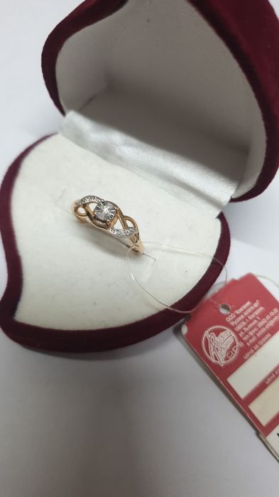 Продам золотое кольцо с бриллиантом.