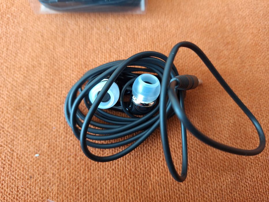 Căști hands free cu fir,  noi,  Samsung In-Ear EO-EG920 de culoare neagră, echipate cu conector Jack de 3.5 mm, microfon și telecomandă pe fir