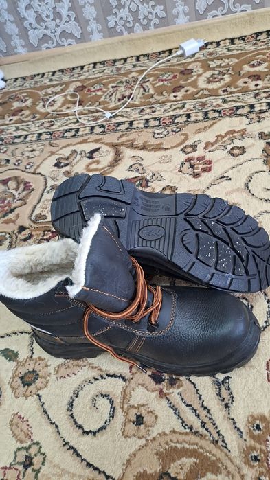 Продам спец .обувь. летняя и зимняя 41 размер.