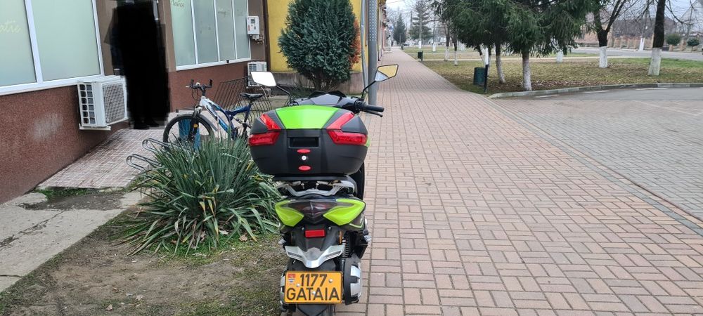 Vînd scuter electric.fără permis rdb storm..