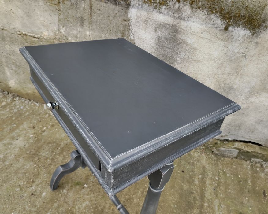 Consolă / Măsuță veche din lemn, reconditionata.
Dimensiuni:  L= 59 cm,  l= 43 cm,  H= 74 cm.
595 lei