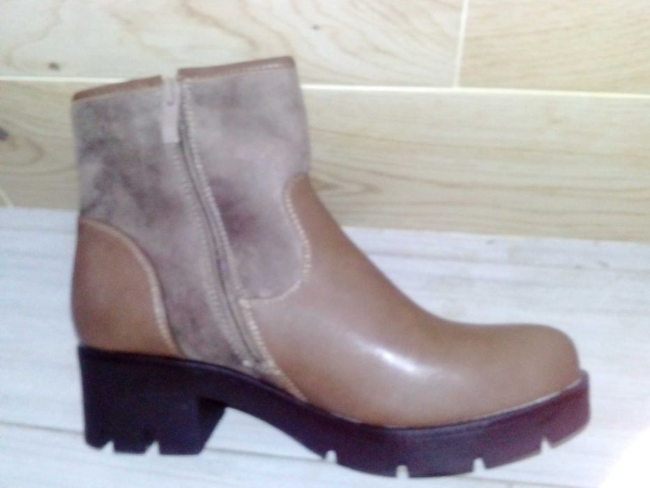 продавам  дамски  боти нови номер 39 love MOSCHINO