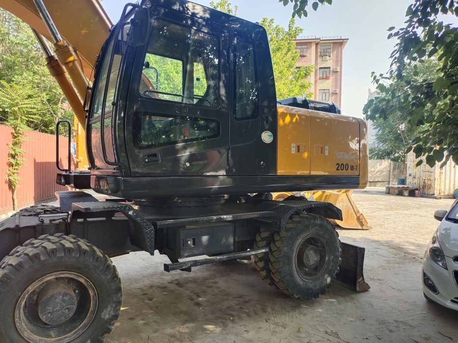 Экскаватор HYUNDAI 200 W 7 сотилади!