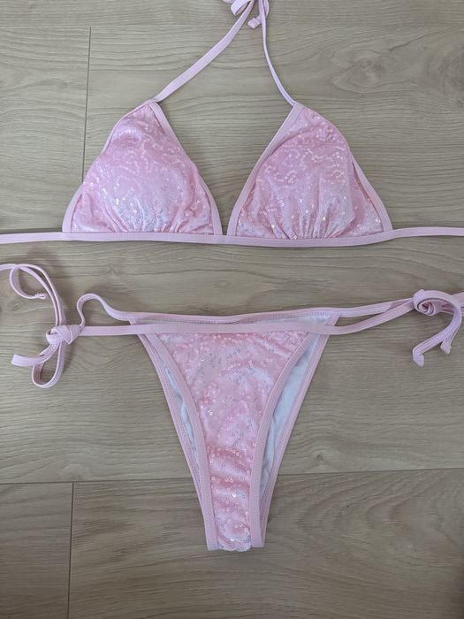 Асиметричен цял черен бански и розов бански с пайети