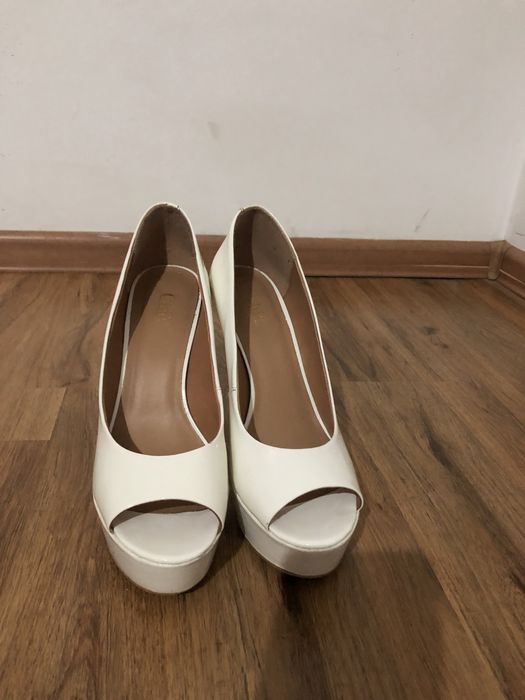 Белые туфли из телячей кожи