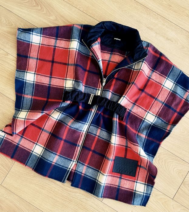 Desigual пончо чисто ново