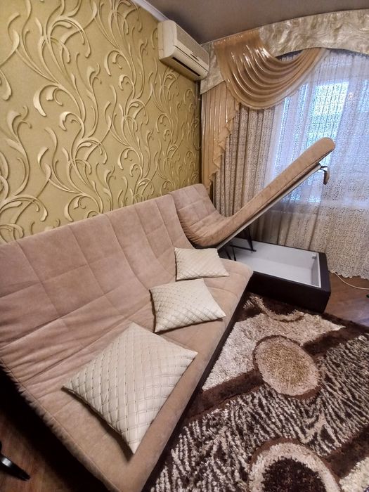 Продам диван в комнату