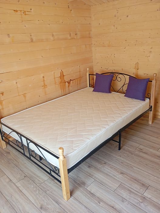 Vând pat matrimonial cu cadru metalic și lemn,dim 160/200 cu  saltea