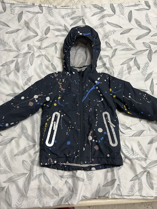 Демисезонная куртка с капюшоном