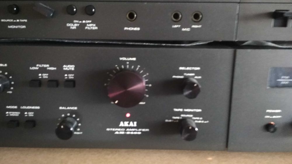 Музикална уредба Akai - усилвател, тунер и триглав дек