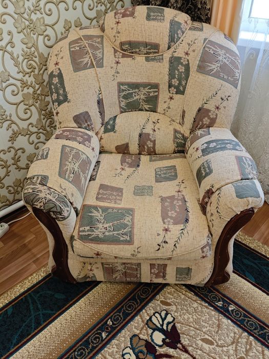 Продам диван с креслами