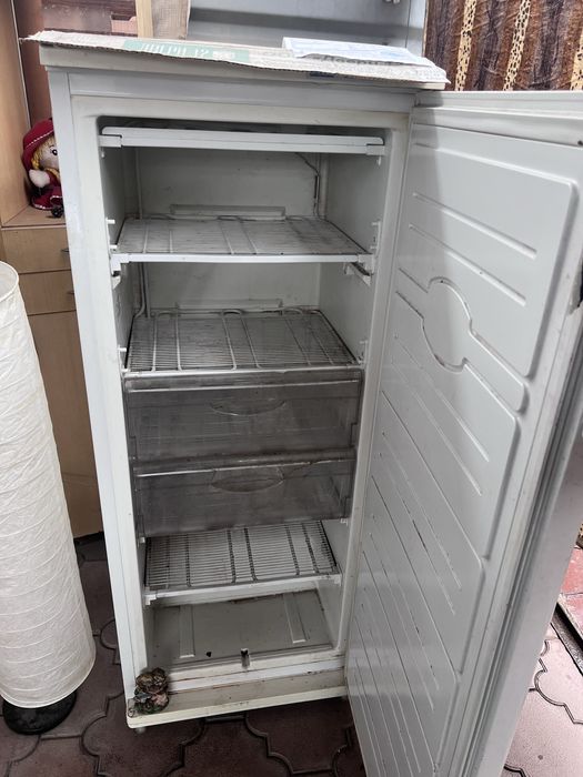 Продам два холодильника Indesit , Atlant