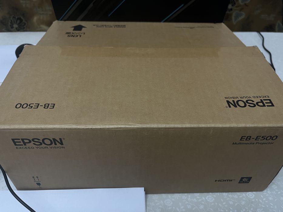 Проектор EB-E500 multimedia projector и LED экран 3метра. 20см