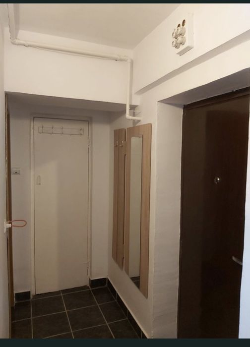 Garsonieră de închiriat zona centru (bloc de apartamente)