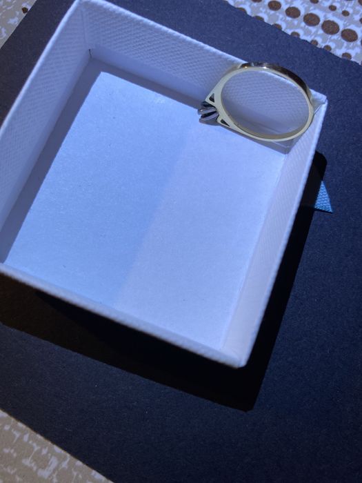 Нов златен пръстен с естествен диамант