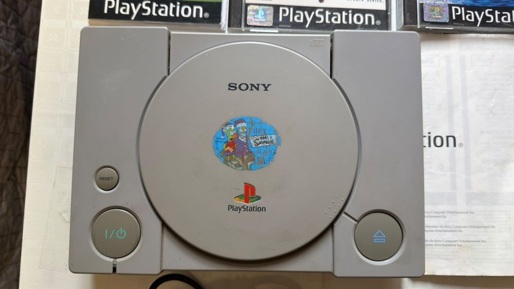 Consola PlayStation 1 cu 2 manete. 5 jocuri.