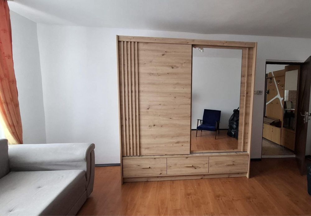 Vand aprtament cu 2 camere, decomandat, zona foarte buna