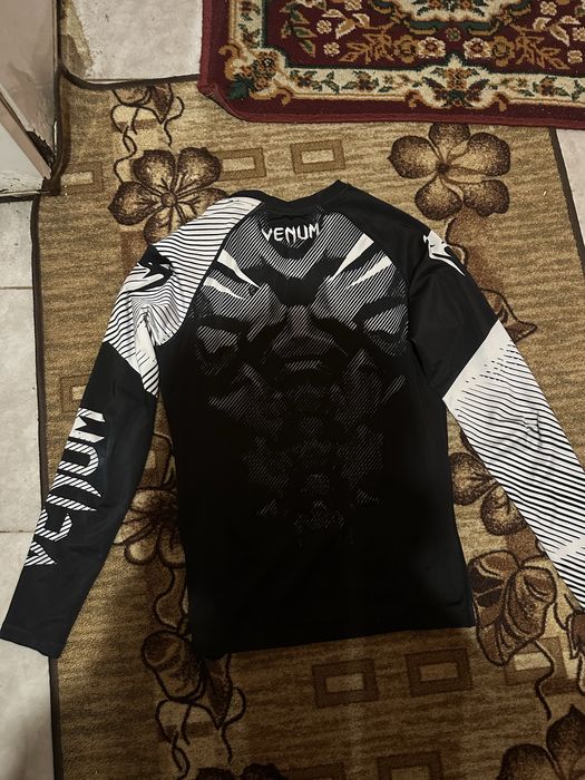 компресионна спортна блуза (rash guard) от марката Venum.