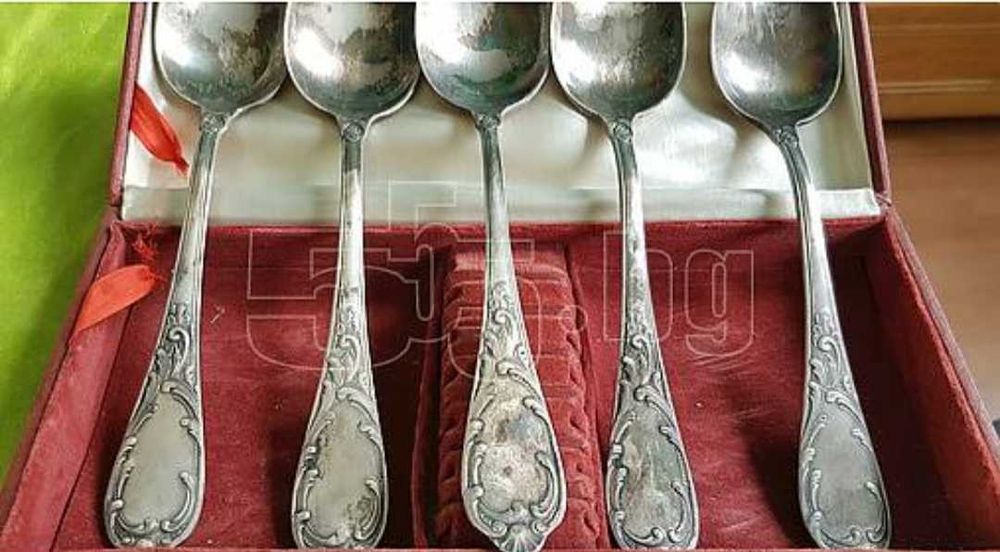 Продавам комплект стари лъжици с орнаменти по дръжките