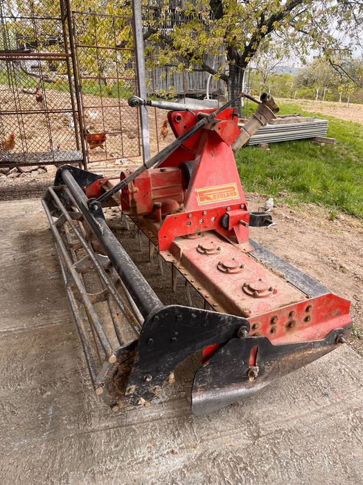 Vand tractor, semanatoare, plug, tocatoare si grapa rotativa