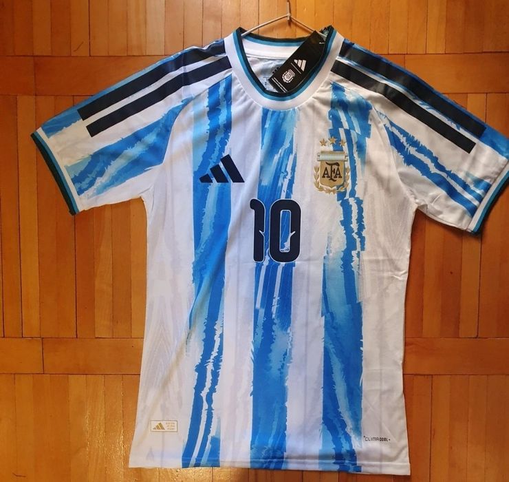 Vând tricouri cu Argentina cu Messi