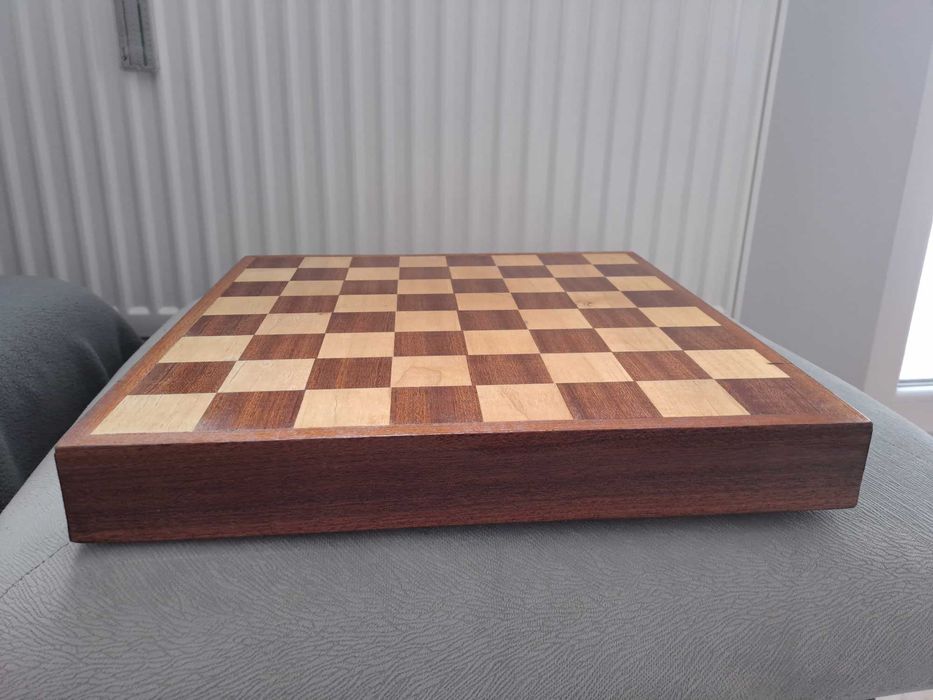 Шах дъска 34х34 с интересни фигури. Много запазена!