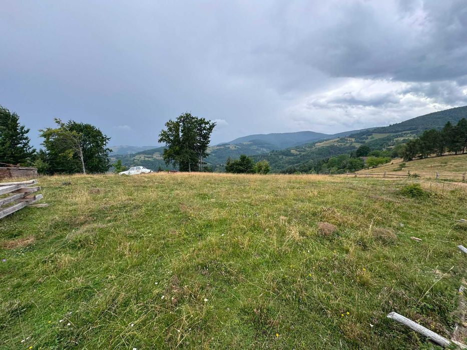 Teren de vânzare la munte