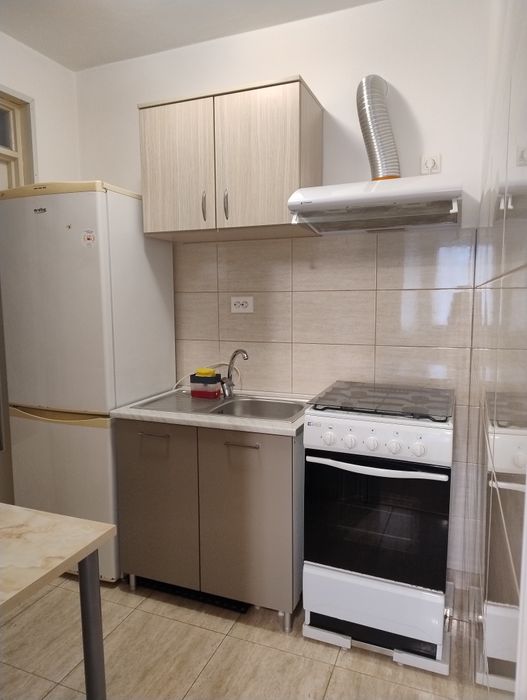 Închiriez garsonieră la curte lângă Metrou Apărătorii patriei