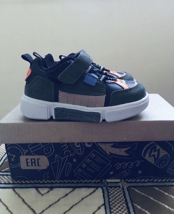 Новые  крассовки на 1-1,5 года