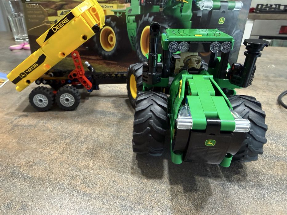 LEGO® Technic - John Deere 9620R 4WD Tractor