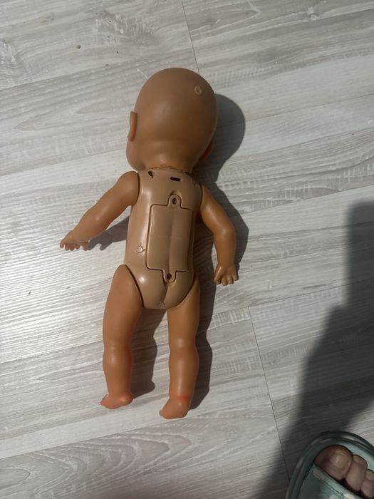 Кукла плавает на батарейках