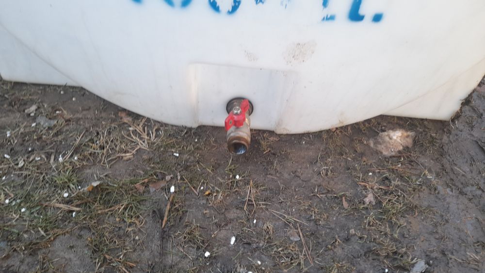 Продавам резервоар за чиста вода 1000 литра.