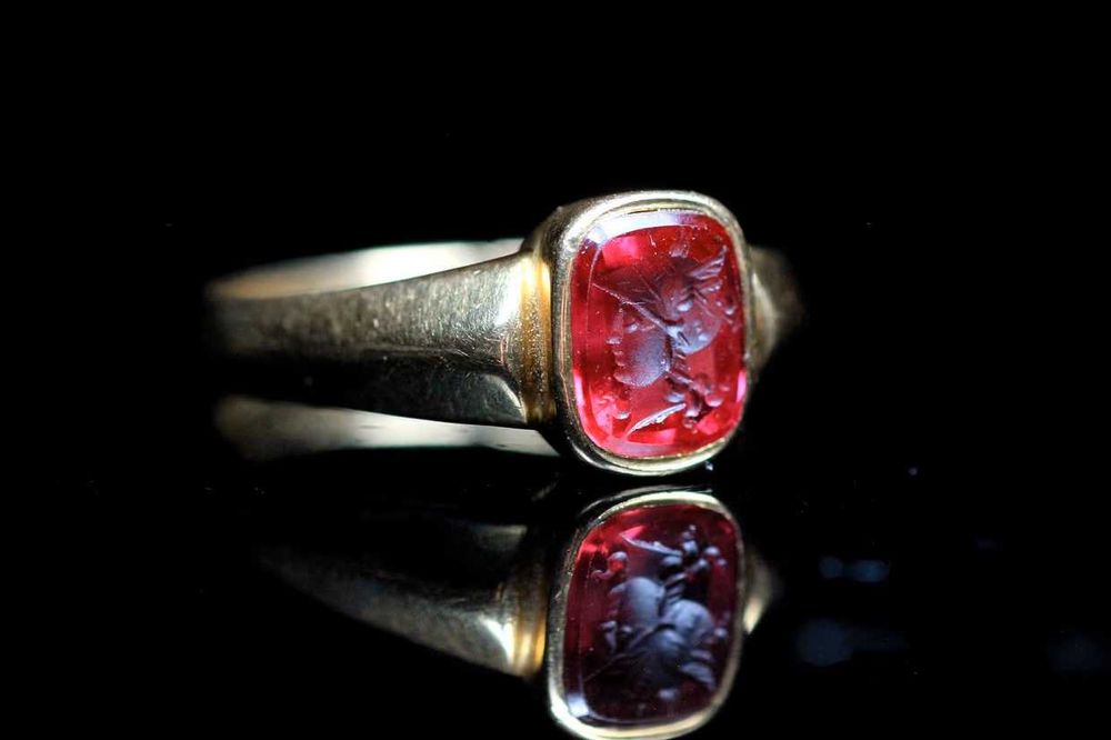 Inel vintage aur 18K (1909) cu rubin intaglio – piesă rară de colecție