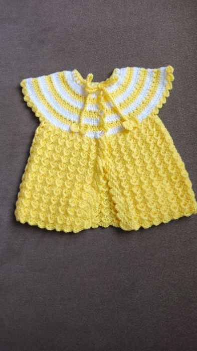 Ръчно плетено бебешко елече