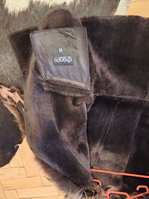 Haina tip cojoc din blana miel cu guler raton.