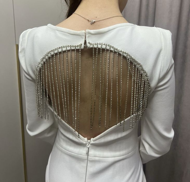 Белое вечернее платье