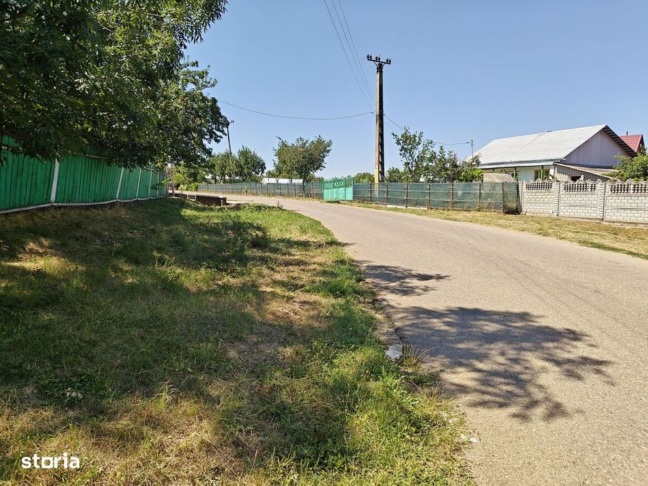 Două case și 9.300 mp de teren în zona Bogdănești