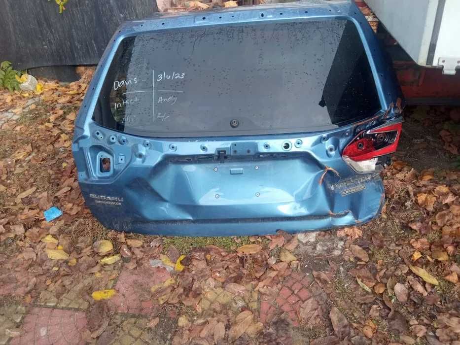 Subaru Forester SK задна врата с дефект, задно стъкло