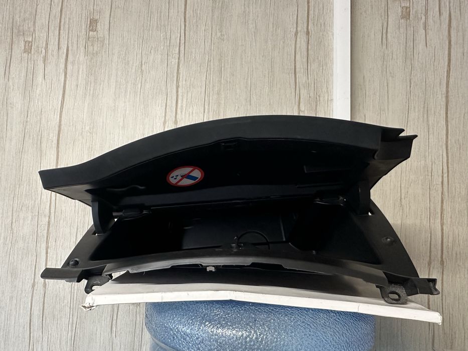 Жабка лява за табло за Ситроен Берлинго след 2008г.!