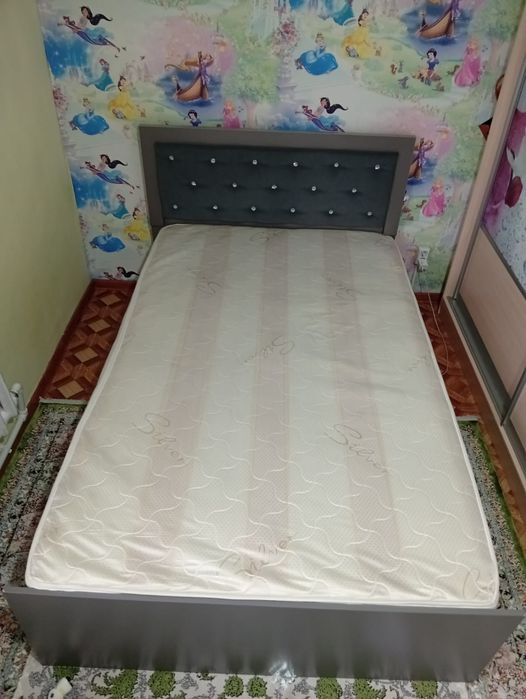 Кровать двуспальная с матрасом