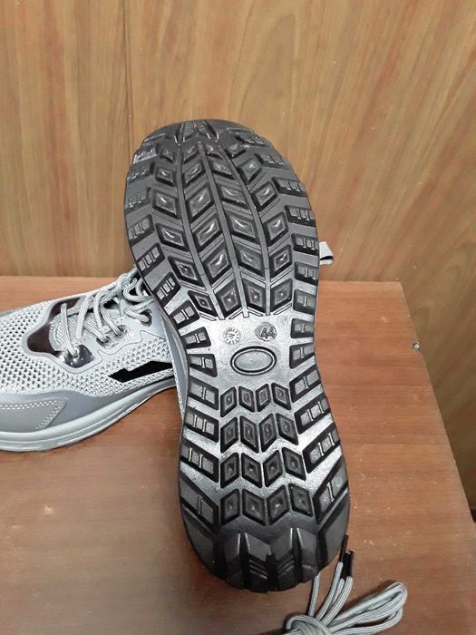 Продам спецкроссовки