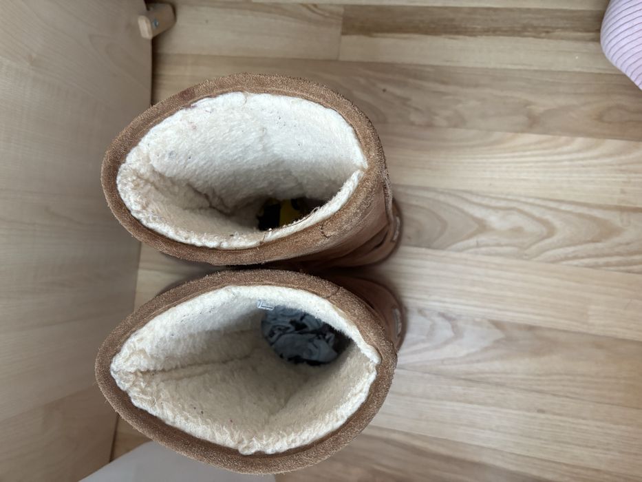 Vand cizme Bear Paw ( stil UGG), marimea 35, cu lana, stare excelenta