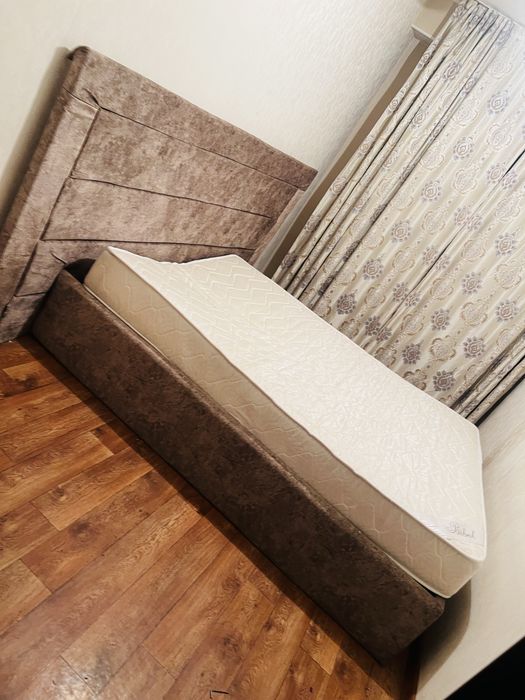 Продам двуспальную кровать с матрасом