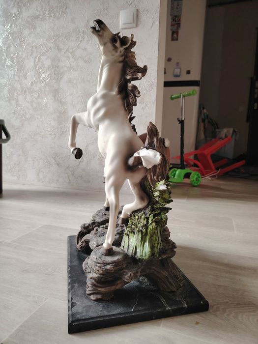 Статуэтка ручной работы. Цена 25000.