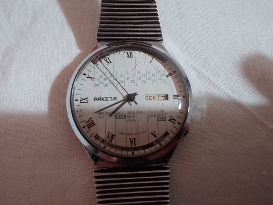 Ракета – съветски механичен часовник с вечен календар, всичко работи.