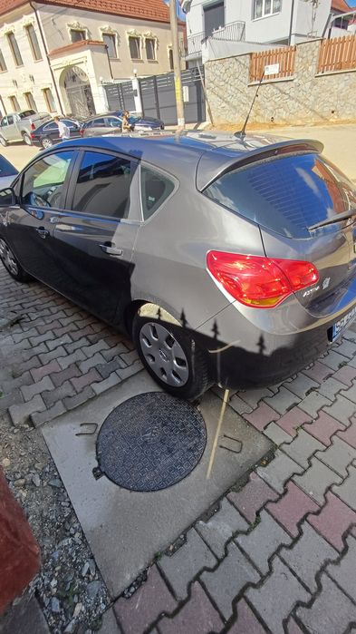 Vând opel astra j2010