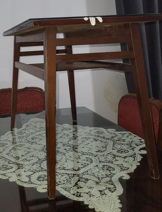 Masa veche lăcuită din lemn de nuc brut cu cristal pe ea și set de 6 scaune tapițate