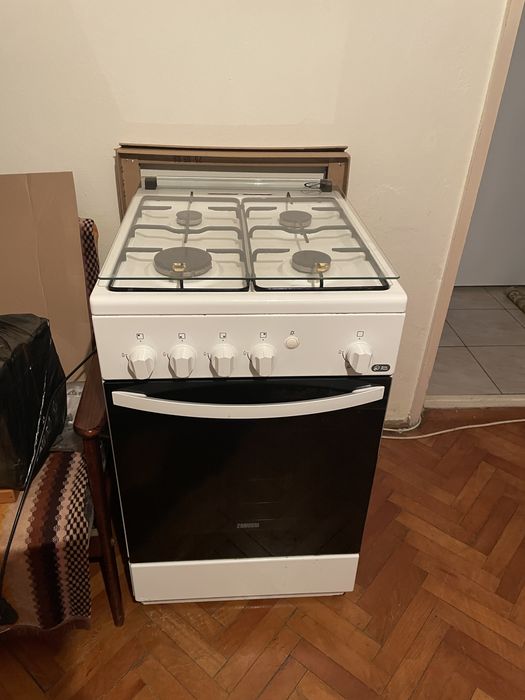 De vânzare aragaz pe gaz Zanussi