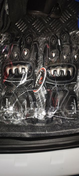 Vând geaca, oglinzi moto și o pereche de mănuși moto proanti noi.