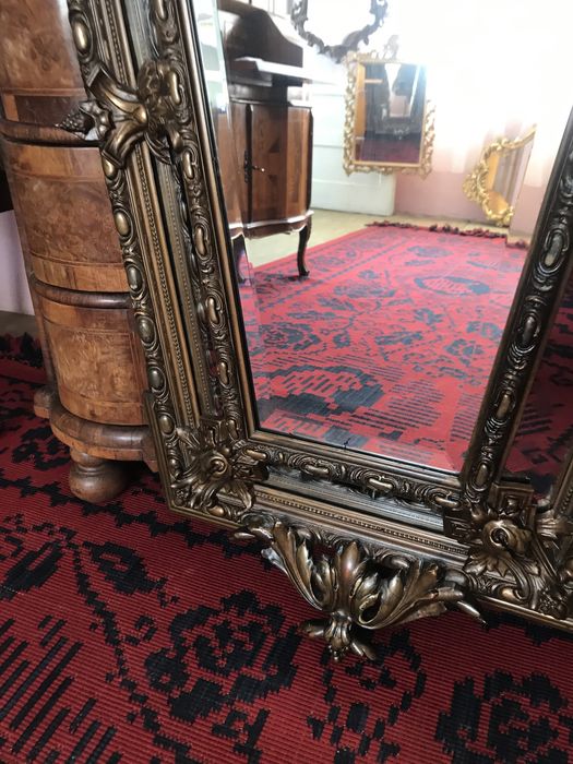 Oglindā Empire deosebitā